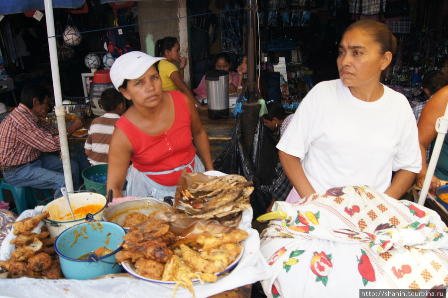На уличном рынке Рио-Дульсе, Гватемала