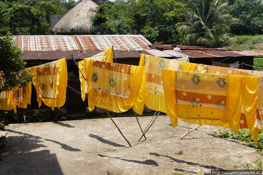 Во дворе сушится белье Рио-Дульсе, Гватемала