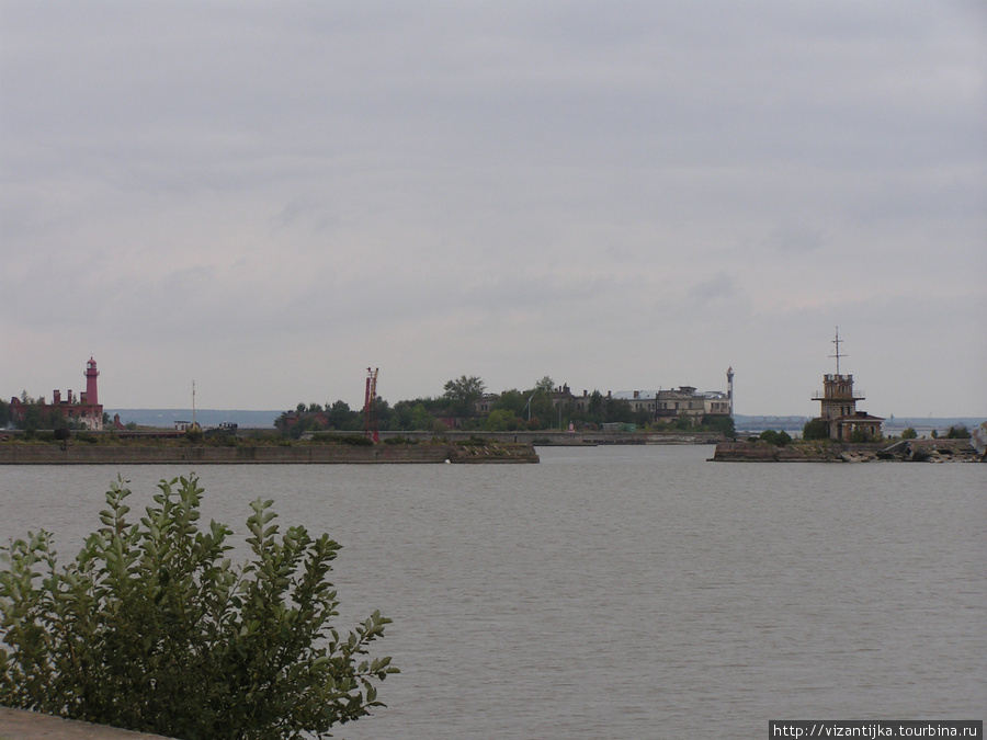 Кронштадт. Вид на морские охранные сооружения. Кронштадт, Россия