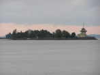Кронштадт опоясывают множество островов с фортами, бастионами, маяками.