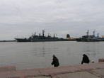 В Кронштадте рыбаки ловят рыбку вблизи военных судов.
