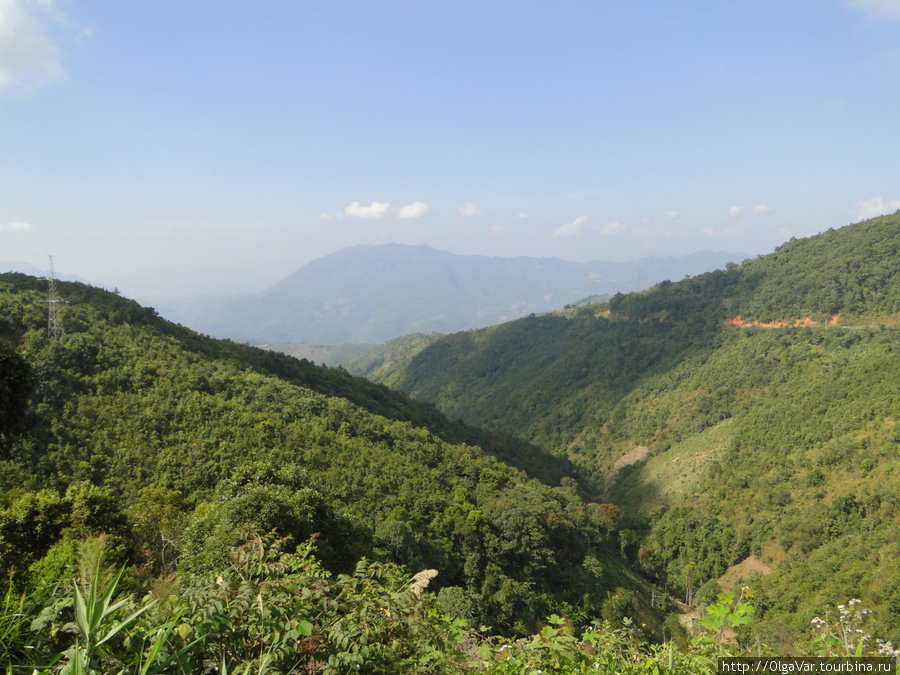 Местность становилась гористой с живописными долинами, покрытыми буйной растительностью. Провинция Луангпрабанг, Лаос