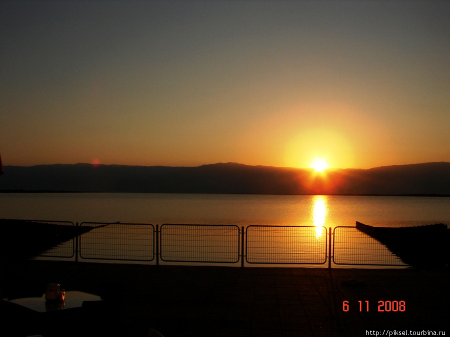 Израиль. Восход солнца  из-за гор Иордании. Иерусалим, Израиль