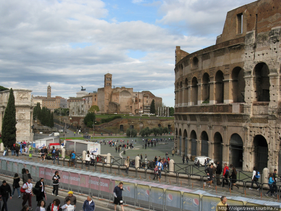 Колизей и Палатин на заднем плане. Рим, Италия