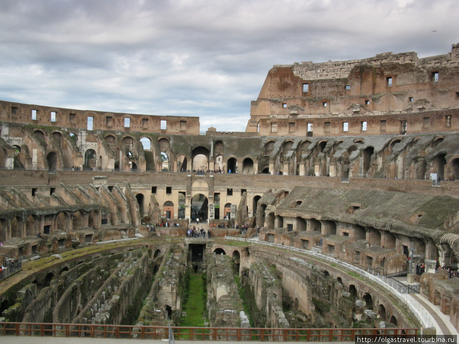 Размер и архитектура Колизея впечатляют... Рим, Италия