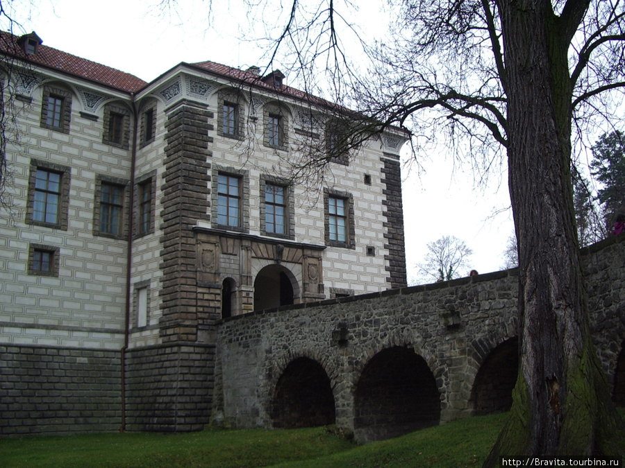 Замок находится всего в 30 км от Праги и является жемчужиной архитектуры в стиле ренессанс. Среднечешский край, Чехия