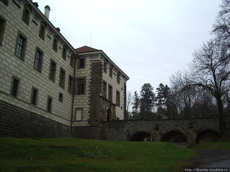 Замок был построен в 16 веке, а с 17 веке принадлежит дворянскому роду Лобковиц. Среднечешский край, Чехия