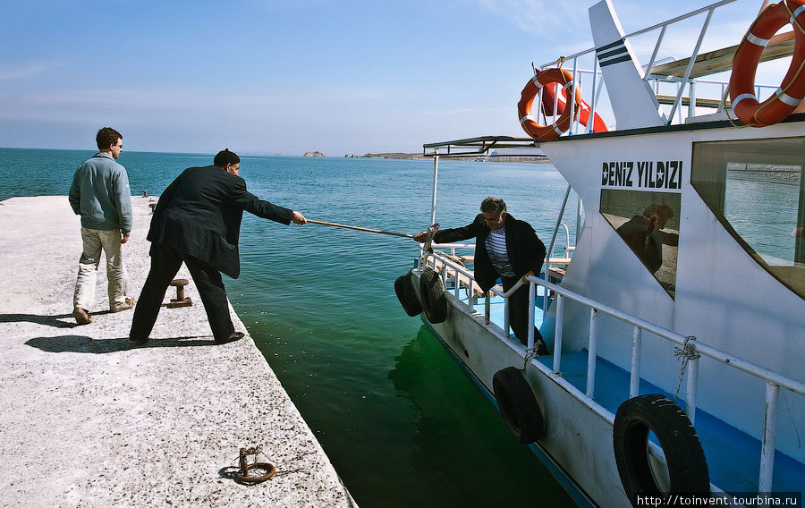 Швартование шваброй. Собственно на фотографии наш капитан со своей лодкой. Восточная Анатолия, Турция