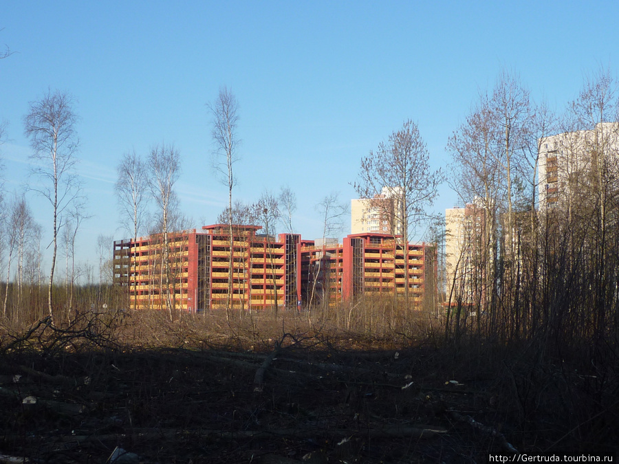 Новые многоэтажные паркинги на улице Бадаева. Санкт-Петербург, Россия