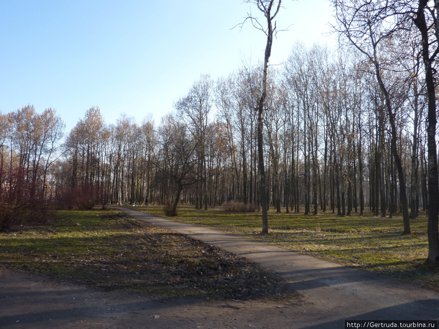 Небольшой парк Есенина на проспекте Большевиков.