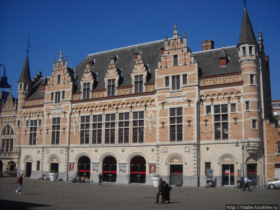 Здание театра во всей своей красе Кортрейк, Бельгия