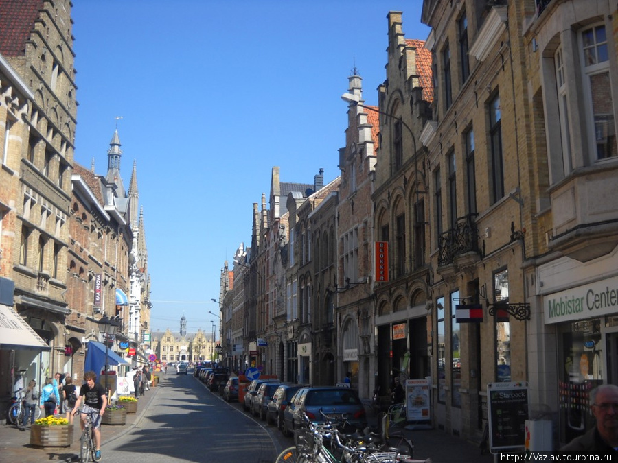 Оживлённая улица в центре Ипр, Бельгия