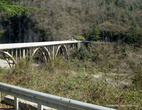 Мост через реку Гумиста и Мемориал героям Абхазии.
