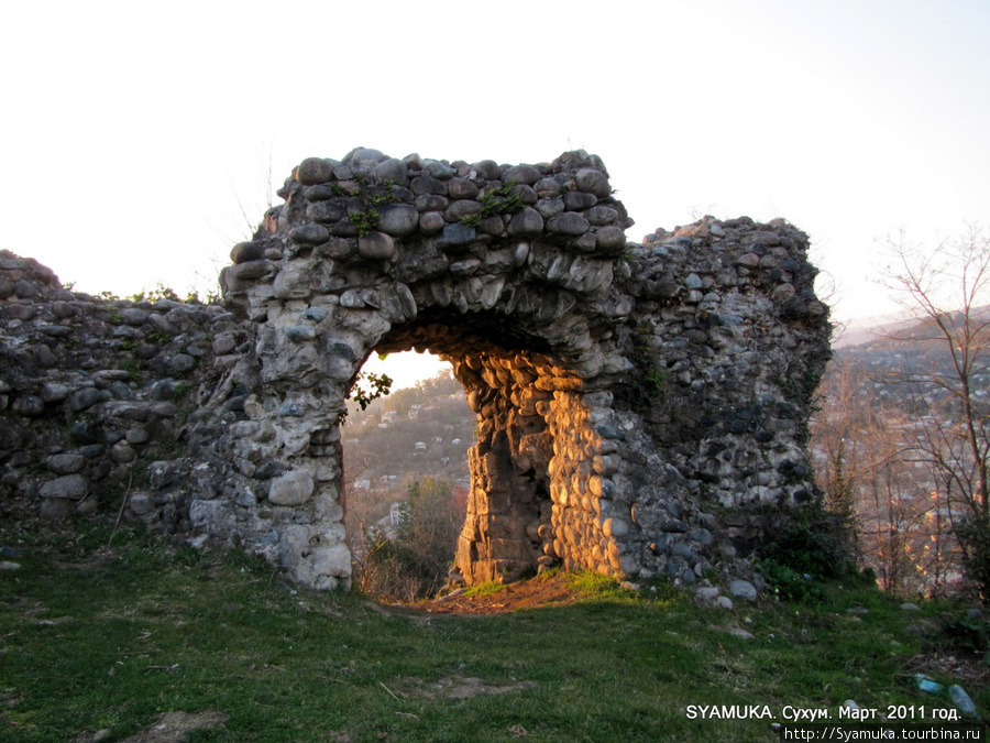 Западные ворота. Вид изнутри. Сухум, Абхазия