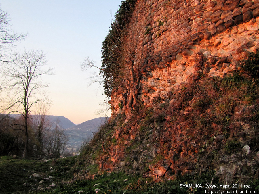 Вид на пригoрoд Сухума от стены крепости. Сухум, Абхазия