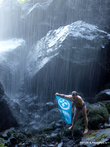 Купание флага Турбины в водопадах Сипи