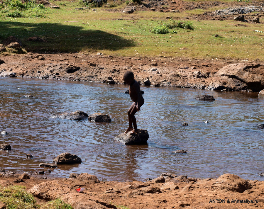 Дети купаются в речке, которая через 10 метров станет водопадом Сипи, Уганда