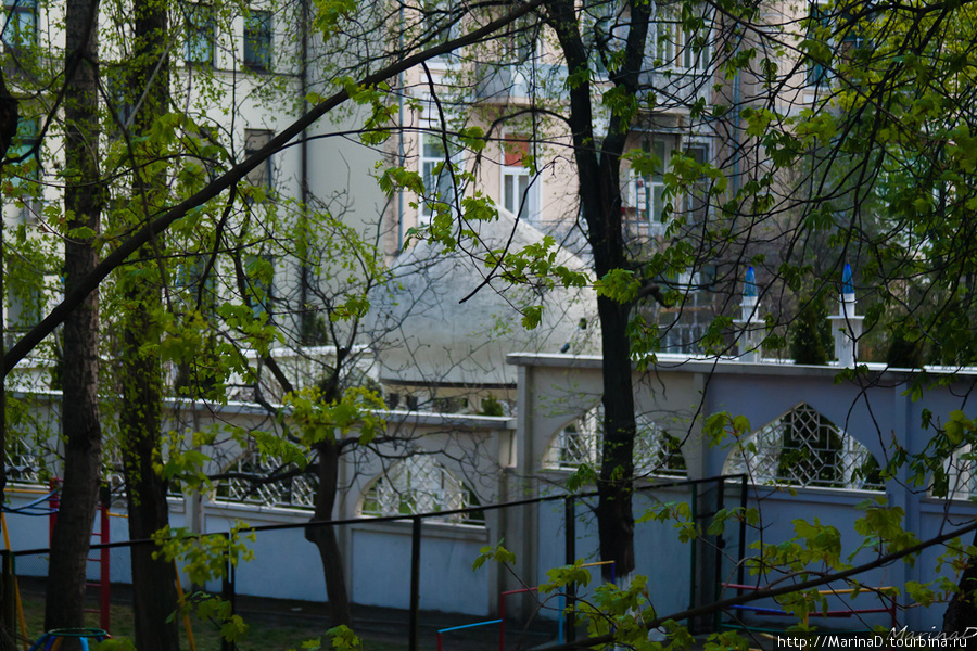 На ул. Пушкинской находится посольство Туркмении. С фасада обычное здание с положенной по статусу охраной, но во дворе они создали кусочек своей страны. Если зайти во двор дома №13 по ул. Прорезной, можно увидеть характерные строения. Киев, Украина