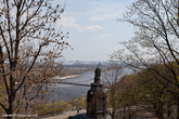 Ниже собора — памятник Владимиру, который покрестил Русь. Владимир смотрит в сторону Чернигова