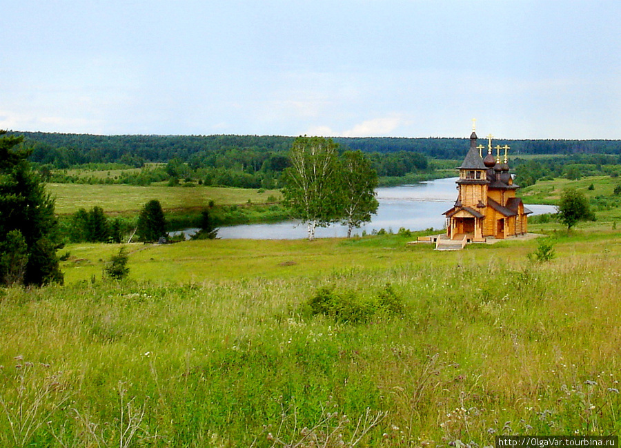 Миниатюрные церквушки живописно обрамляют  берега реки Тура Верхотурье, Россия