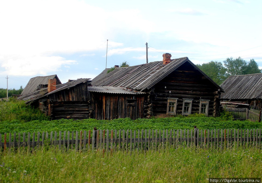 Село Меркушино: повсюду покосившиеся и почерневшие хаты, тронутые временем Верхотурье, Россия