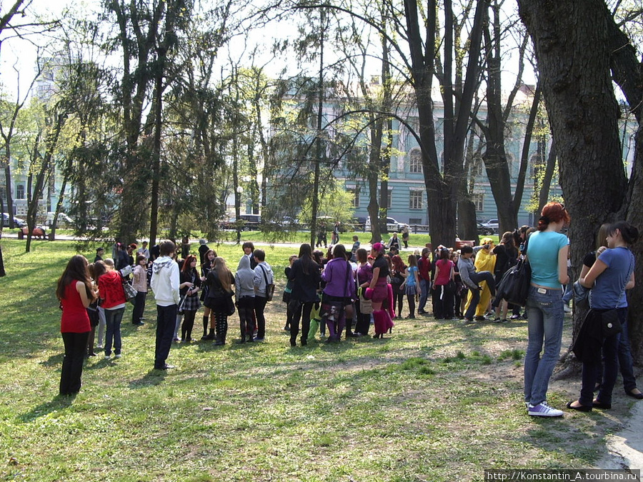 Игры местной молодежи в Мариинском парке Киев, Украина