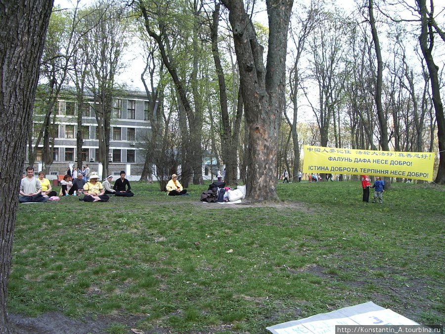 Практикующие медитацию  в Мариинском парке Киев, Украина
