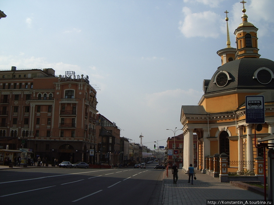 Владимирский спуск (справа за домом фуникулер) Киев, Украина