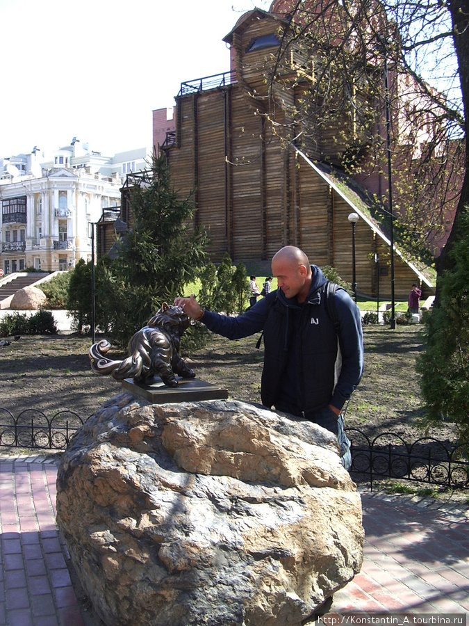 м. Золотые ворота, памятник коту Киев, Украина