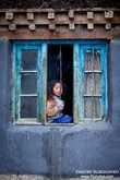 Девочка в окне. Деревня Киббер, долина Спити, Химачал Прадеш, Индия