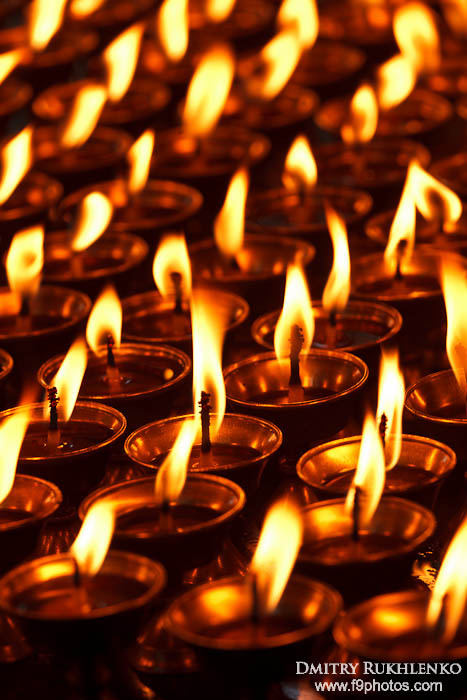 Горящие свечи в храмовом колмплексе Цуглагкханг в МкЛеодГандж. Маклеод Гандж, Индия