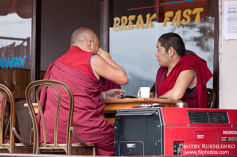 Буддийские монахи, наслаждающиеся завтраком в МкЛеодГанже :) Маклеод Гандж, Индия