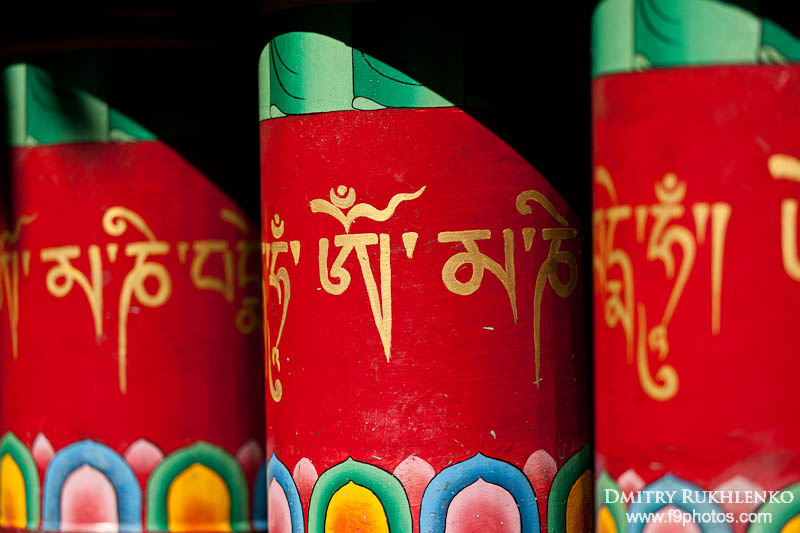 Молитвенные барабаны на  коре (ритуального обхода вокруг буддистских святынь) вокруг храмового комплекса Цуглагкханг в МкЛеодГандж. Маклеод Гандж, Индия