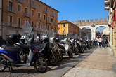 Ворота делла Бра. В Вероне очень популярны мопеды, мотоциклы и велосипеды