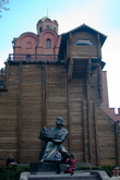 памятник популярен у туристов: фотографируются около Ярослава