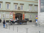Карета в центре города — типичная картина для Вены