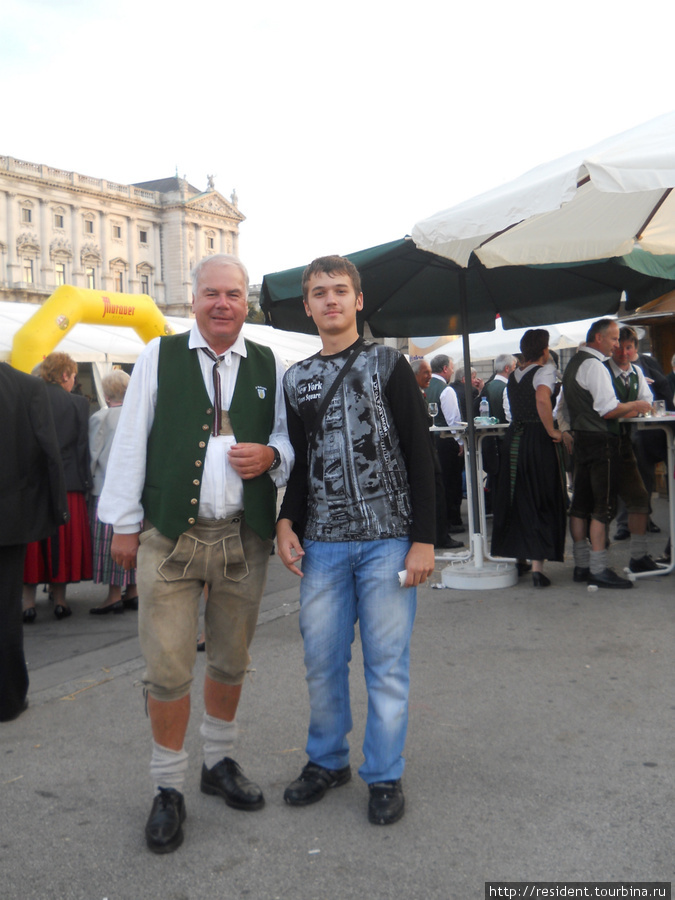 Фотография с местным населением, находящимся на веселе, после праздника урожая) Вена, Австрия