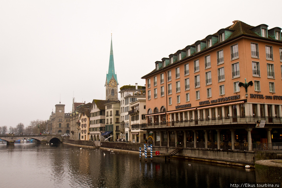 Отель Storchen , как пишут он же 650 лет принимает гостей. Это единственный отель, расположенный прямо на реке Лиммат в Старом городе Цюриха,на его крыше гнездятся королевские черные аисты (не видел-)) Цюрих, Швейцария
