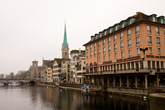 Отель Storchen , как пишут он же 650 лет принимает гостей. Это единственный отель, расположенный прямо на реке Лиммат в Старом городе Цюриха,на его крыше гнездятся королевские черные аисты (не видел-))