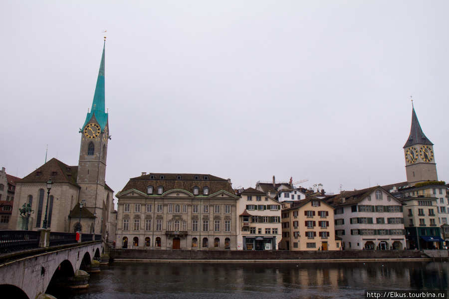 Цюрих.Высокий шпиль слева — это бывшее аббатство Фраумюнстер, основанное Людовиком II Немецким для своей дочери Хильдегарды в 853 г. Аббатство перестало существоватьв 1524 г в связи с реформацией, проведённой Ульрихом Цвингли. Справа церковь Св. Петра Цюрих, Швейцария