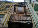 и такие дома встречаются в Киеве (и в них еще живут)