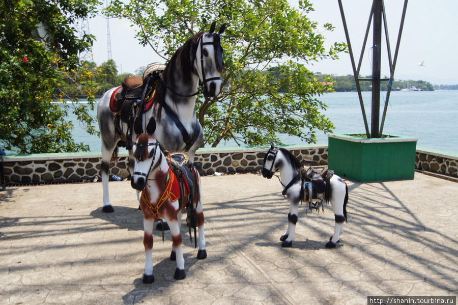Лошадки для фотографирования детей Рио-Дульсе, Гватемала