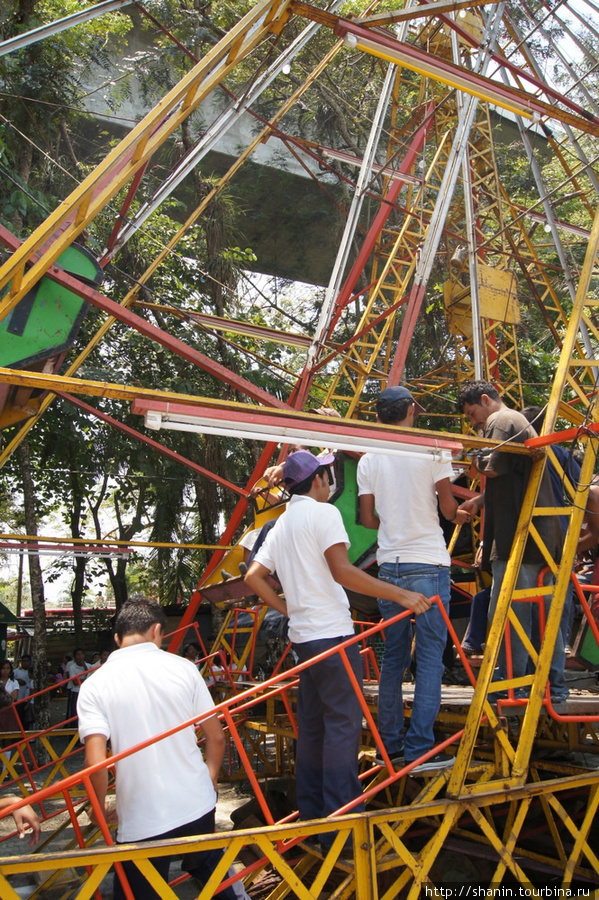 Идет посадка на колесо обозрения Рио-Дульсе, Гватемала