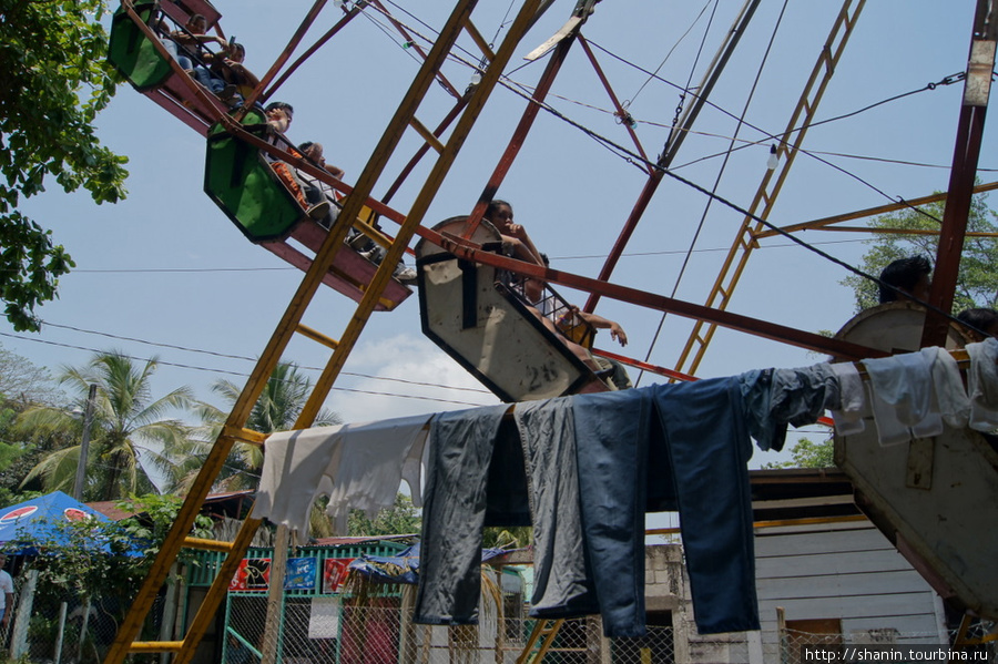 На колесе обозрения Рио-Дульсе, Гватемала
