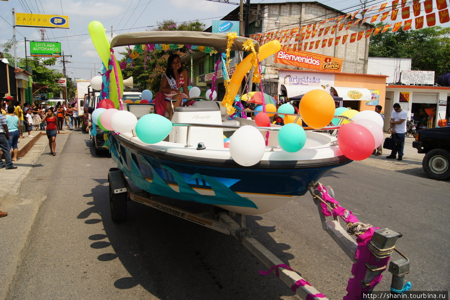 Катер как карнавальная тележка Рио-Дульсе, Гватемала