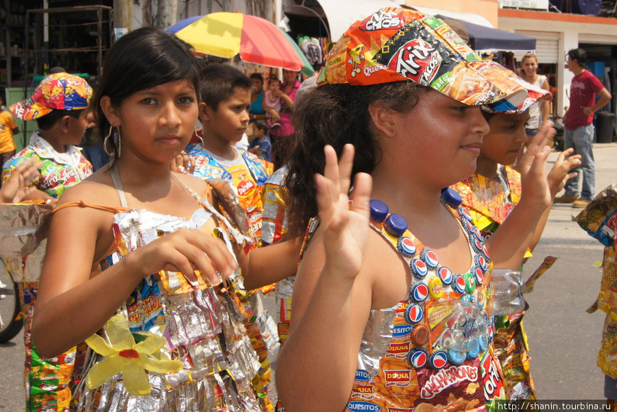 Одеты по-праздничному Рио-Дульсе, Гватемала