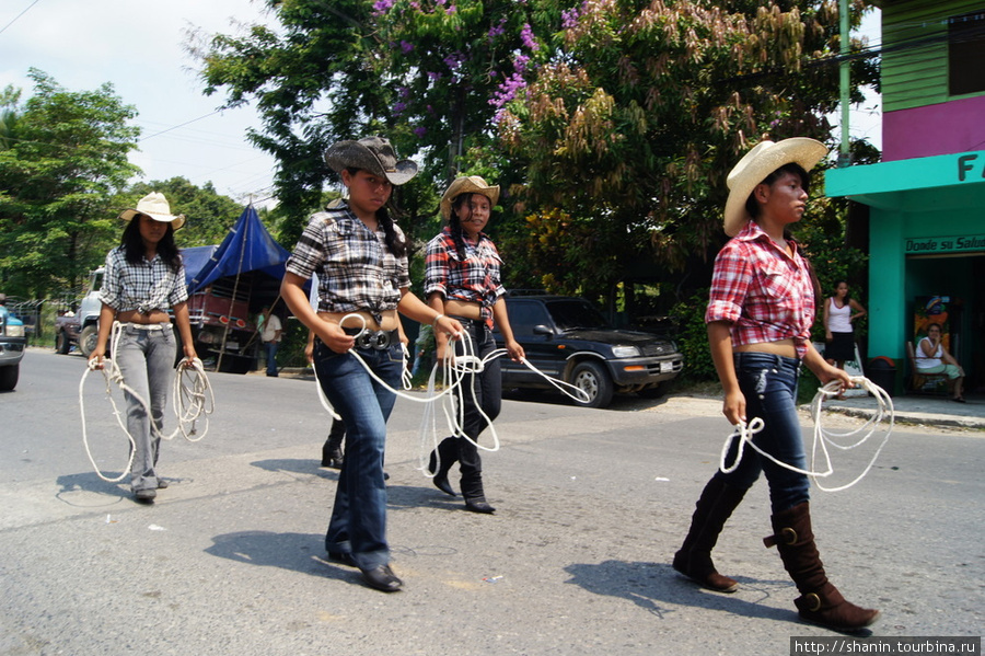 С лассо — на парад Рио-Дульсе, Гватемала