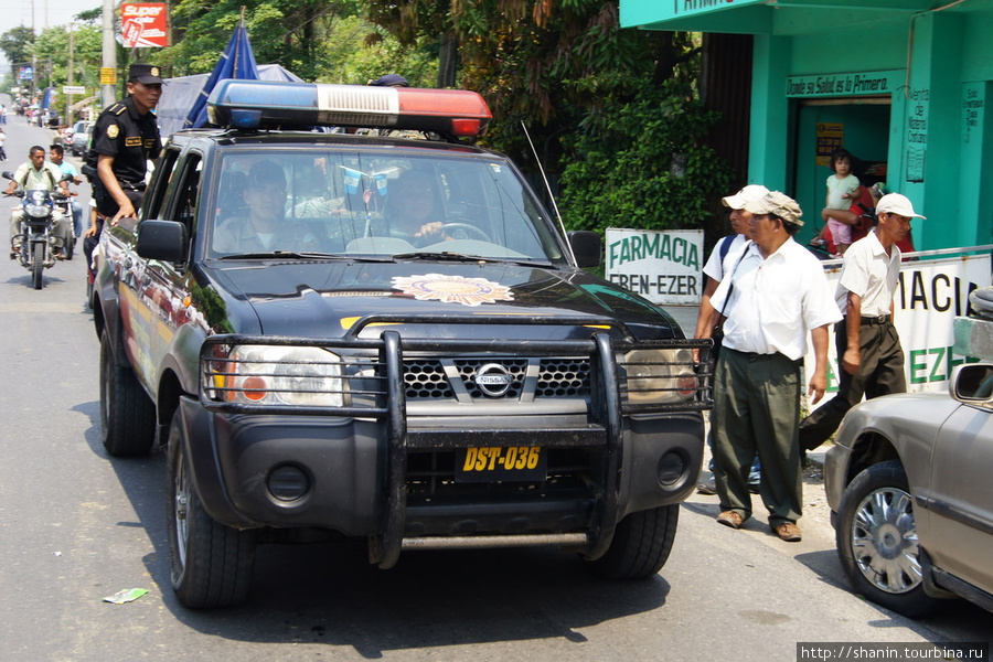 Полиция охраняет Рио-Дульсе, Гватемала