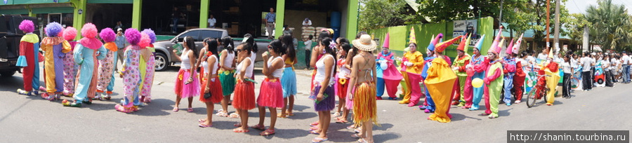 Праздничный парад в Рио Дульче Рио-Дульсе, Гватемала