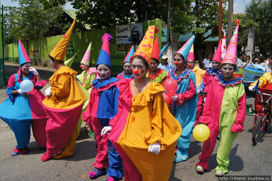 Клоуны на параде Рио-Дульсе, Гватемала